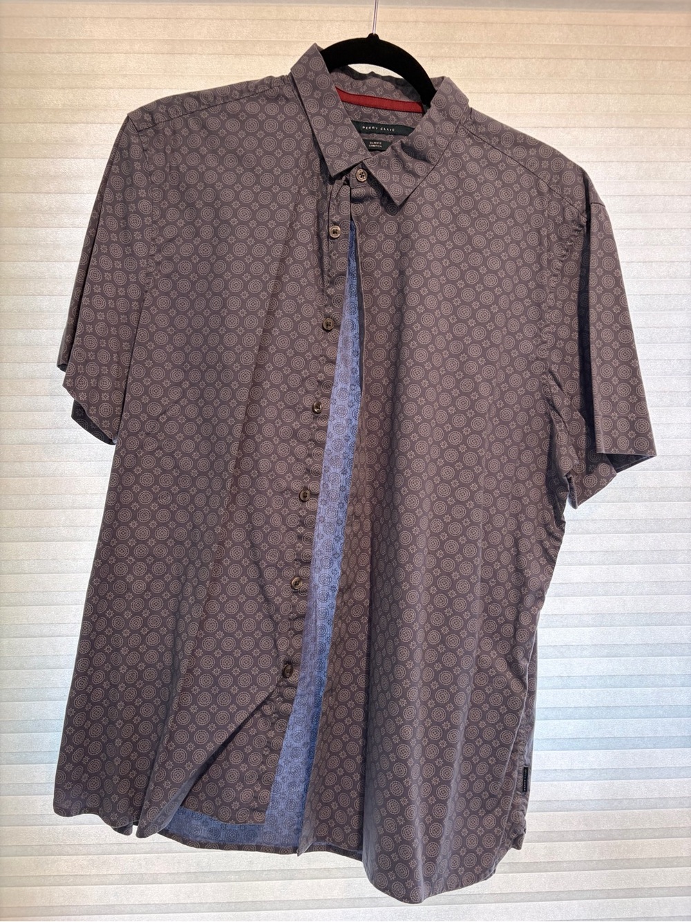 Modern Men's Short-Sleeve Button-Up Shirt - Gray Pattern